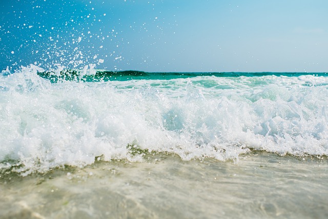海滩 泡沫 波浪 - 上的免费照片