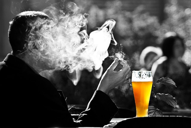 男人 抽烟 啤酒 - 上的免费照片