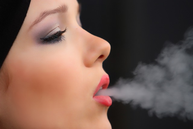 女孩抽烟 尼古丁 女士 - 上的免费照片
