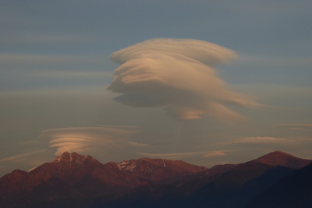 透镜状云 云 日落 - 上的免费照片