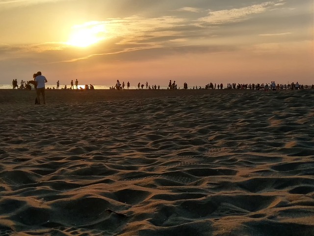 夕陽 沙灘 人潮 - 上的免费照片