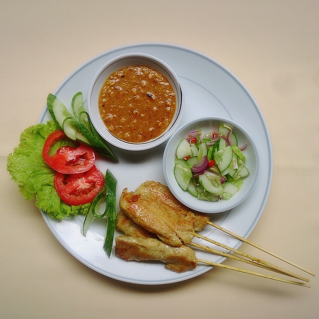 泰国食品 鸡肉沙爹 串 - 上的免费照片