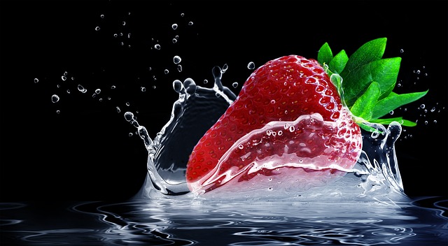 草莓 溅 水 - 上的免费照片