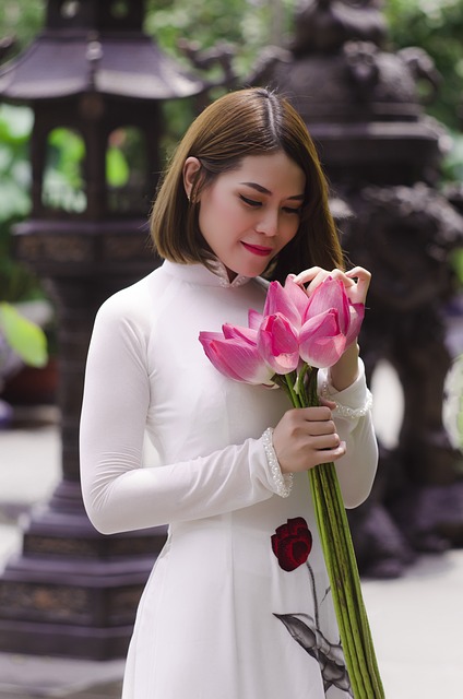 妇女 Aodai 花 - 上的免费照片