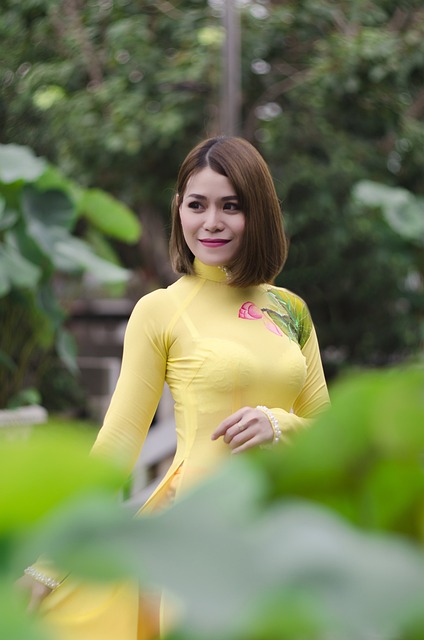 妇女 Aodai 花 - 上的免费照片