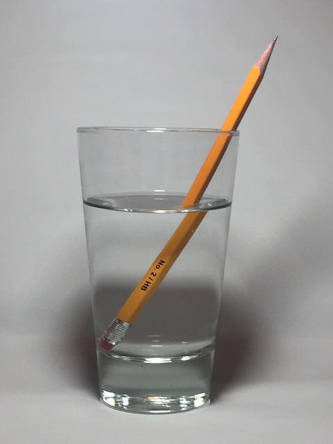 铅笔 弯曲的铅笔 铅笔在水 - 上的免费照片