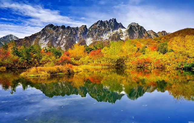 多山的景观 秋季树叶 水的表面的反射 - 上的免费照片