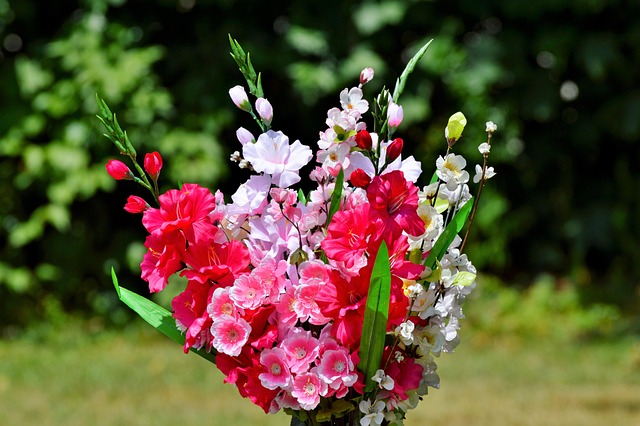 束鲜花 百合花 玫瑰 - 上的免费照片