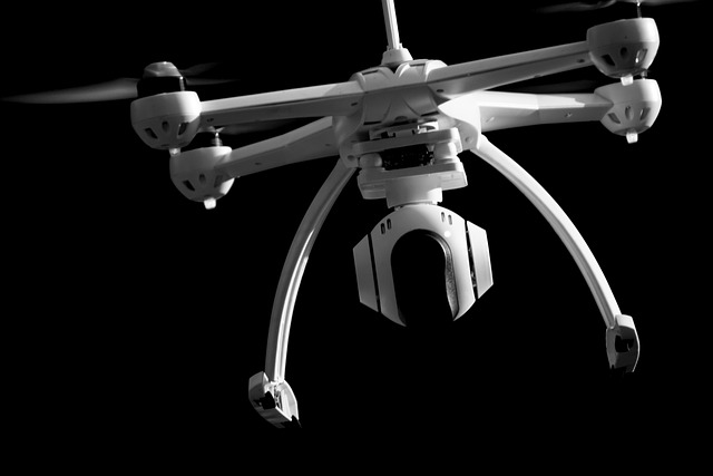 无人驾驶飞机 Quadrocopter 黑和白 - 上的免费照片