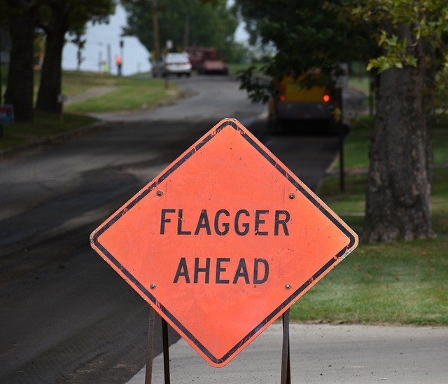 Flagger 建造 路 - 上的免费照片