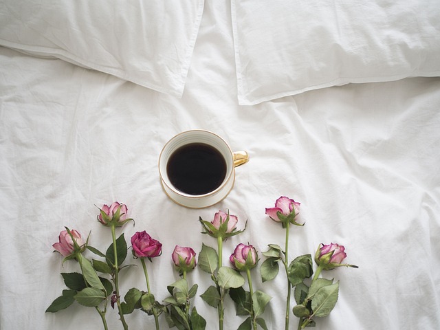 咖啡 玫瑰 床 - 上的免费照片