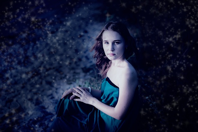 年轻女子 悲伤 夜晚 - 上的免费照片