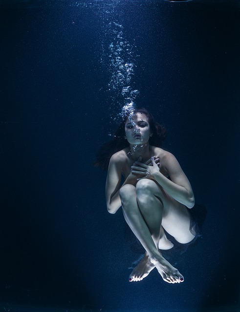 女士 游泳 水下 - 上的免费照片