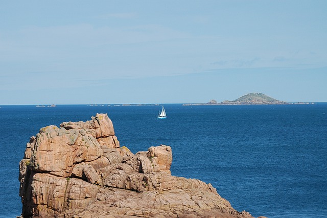 帆船 布列塔尼 岩质海岸 - 上的免费照片