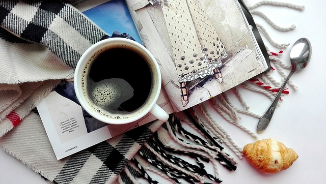 咖啡 羊角面包 点心 - 上的免费照片