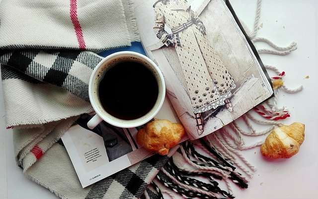 咖啡 羊角面包 点心 - 上的免费照片