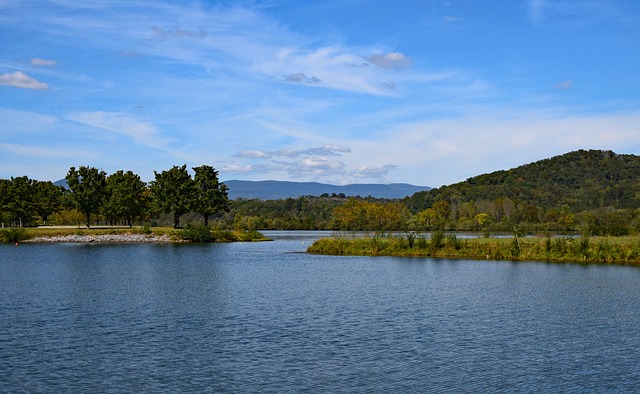 梅尔顿湖上的阳光明媚的下午 克林奇河 田纳西州 - 上的免费照片