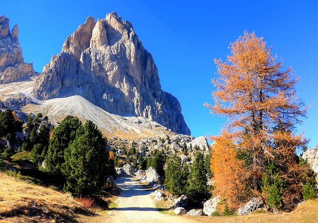 白云岩 萨索隆戈 山 - 上的免费照片