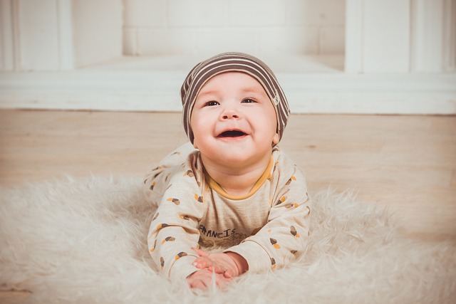 婴儿 微笑 纵向 - 上的免费照片