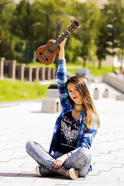 年轻女子 四弦琴 一个女孩的肖像 - 上的免费照片
