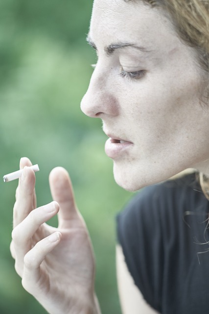 女子 肖像 香烟 - 上的免费照片