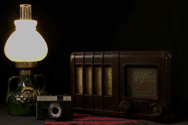 更换灯泡 老 收音机 - 上的免费照片