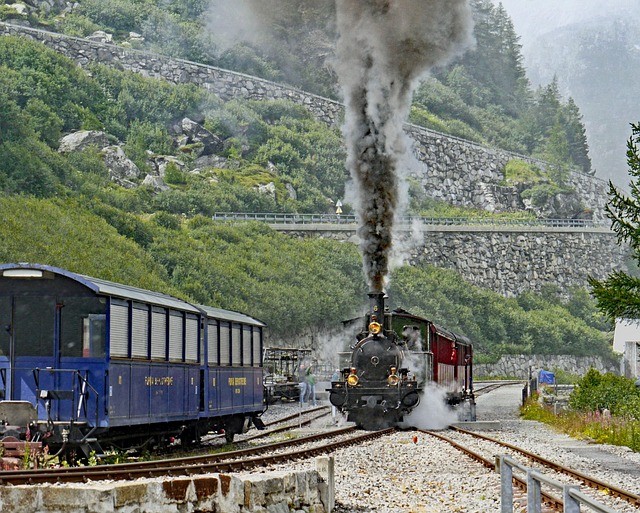 蒸汽火车富尔卡山脉 6蒸汽机车 在 Gletsch，退出 - 上的免费照片