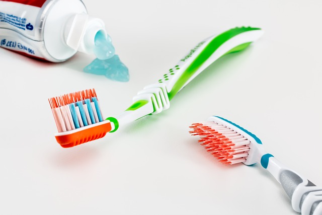 牙刷 牙膏 医疗保健 - 上的免费照片