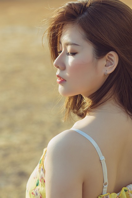 女孩 肩 阳光明媚 - 上的免费照片