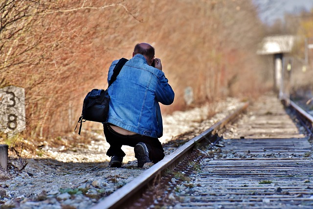 废弃的铁路线 车站 男人 - 上的免费照片