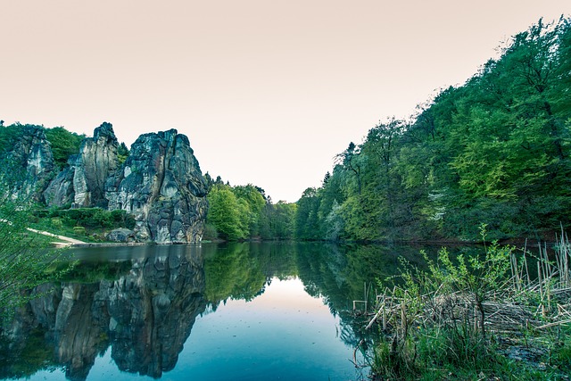 Externsteine 湖 反射 - 上的免费照片