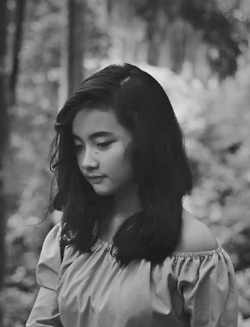 女性 黑，白 北风 - 上的免费照片