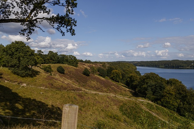 丘陵 湖 景观 - 上的免费照片