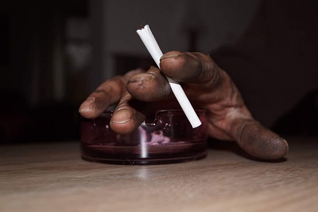 烟灰缸 手 香烟 - 上的免费照片