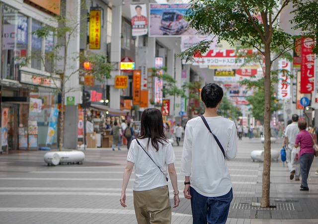 夫妻 街道 城市 - 上的免费照片