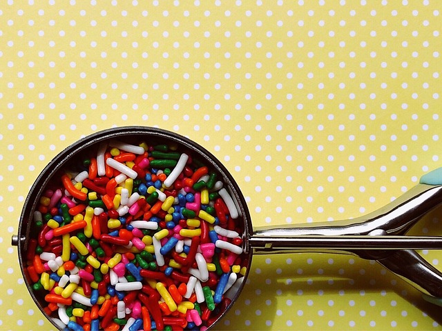 洒 丰富多彩的 冰淇淋 - 上的免费照片