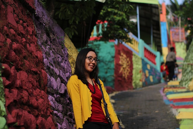 女孩 眼镜 微笑 - 上的免费照片