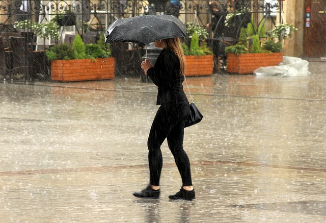 雨 倾盆大雨 女孩 - 上的免费照片