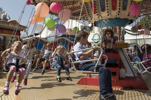 孩子们 气球 Kettenkarusell - 上的免费照片
