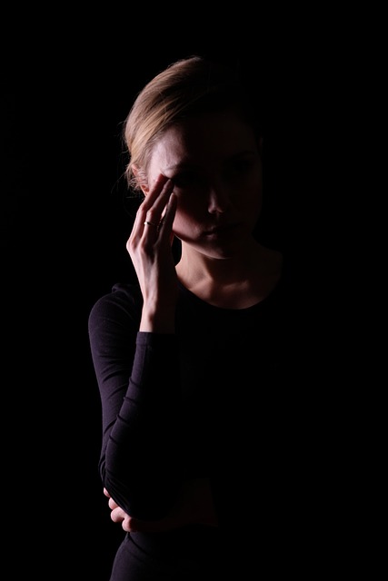 情感 年轻女子 心理学 - 上的免费照片