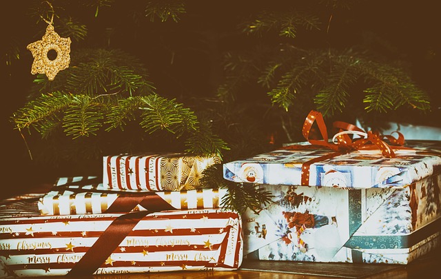 礼物 赠送礼物 分发圣诞礼物 - 上的免费照片