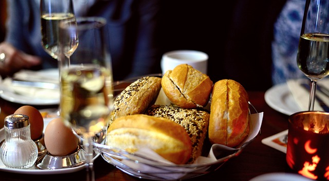 早餐 包子 起泡酒 - 上的免费照片