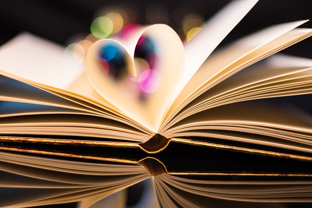 一本书 爱 心 - 上的免费照片