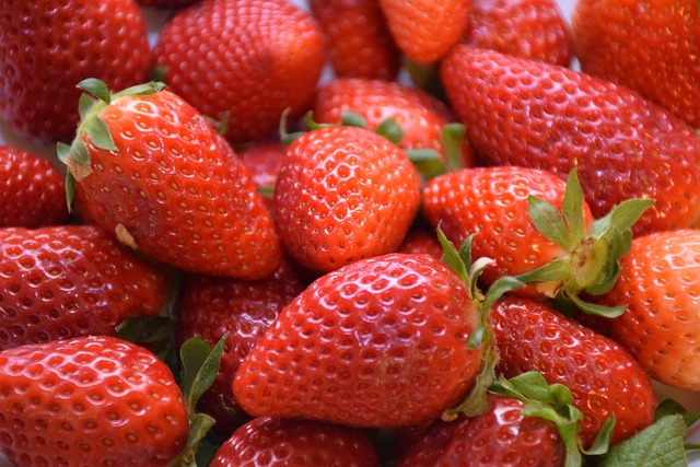 草莓 Erdbeeren 水果 - 上的免费照片