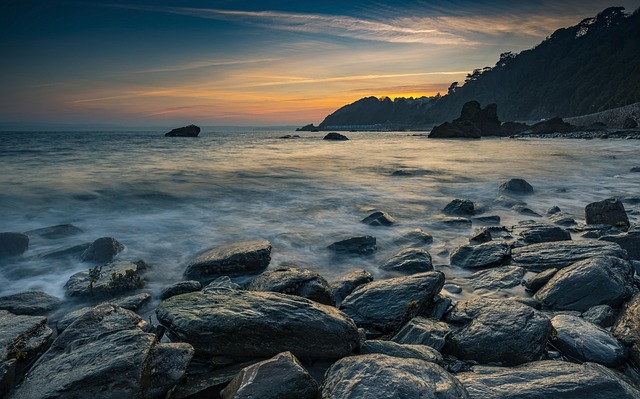 岩石 日落 海滩 - 上的免费照片