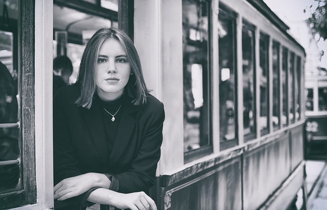 年轻女子 电车 离别 - 上的免费照片