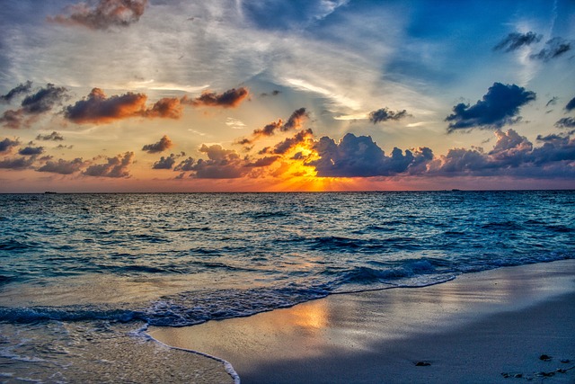 海滩 海洋 日落 - 上的免费照片