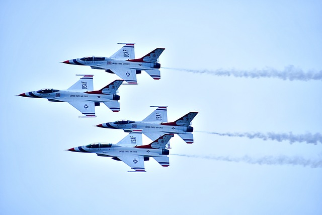 F16 同步飞行 飞行的形成 - 上的免费照片