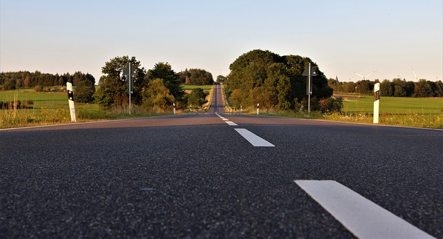 青蛙的角度对联邦公路 中央条纹 它的描述符员额 - 上的免费照片