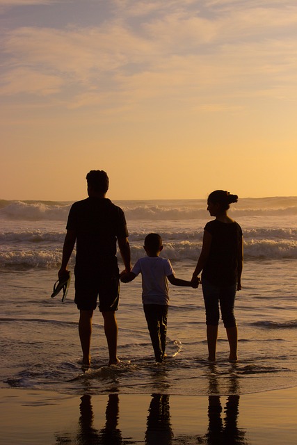 海滩 家庭 剪影 - 上的免费照片